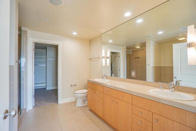 Building Photo - BEAUTIFUL TWO BEDROOM CONDO DOWNTOWN VANCOUVER