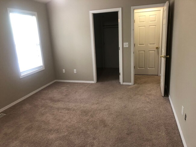 Building Photo - Extremely sharp 3BR 2.5 bath townhouse in ...