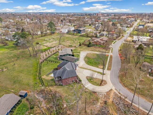 Building Photo - 802 NW D St