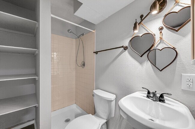 Building Photo - $1,945.00, 4-bed, 2-bath located in Colora...