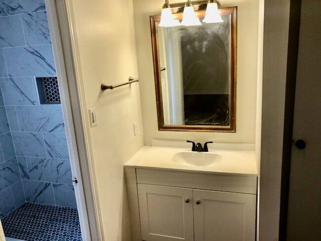 Building Photo - UPDATED IN TOWN SOUTH-LARGE 4/3 BRICK HOME-VERY NICE