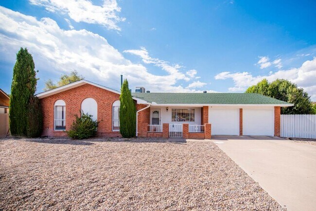 Building Photo - Three Bedroom Two Bath NE Heights