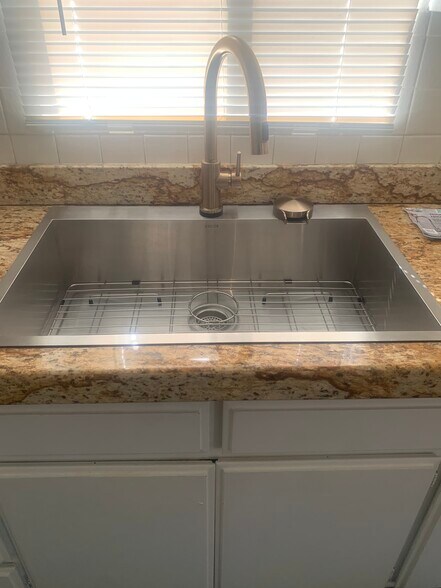 Building Photo - 1033 E 4th St