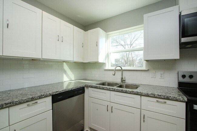 Building Photo - For Lease-Housing Vouchers Accepted | 3 Bed, 2 Bath | 1,150 Sq Ft | Warwick Place |