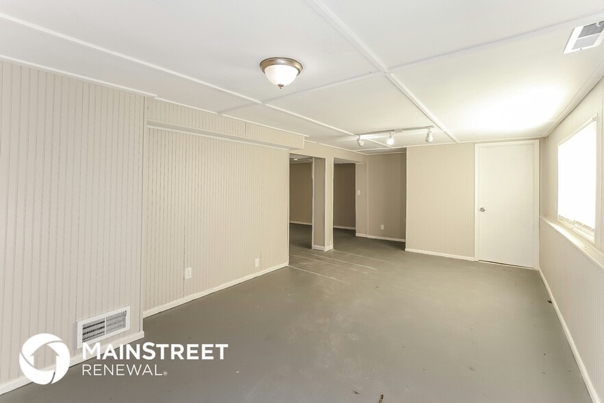 Building Photo - 4135 N Spruce Ave