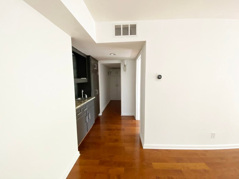 Building Photo - 1262 S Barrington Ave