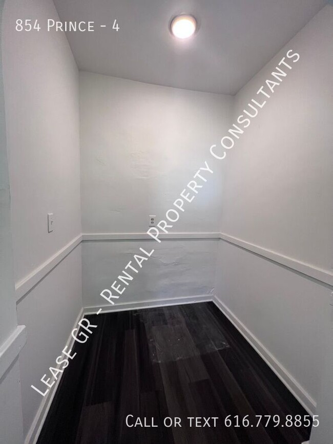 Building Photo - Spacious 1 Bedroom!