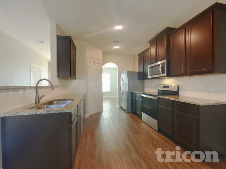 Building Photo - 5300 Persimmon Dr