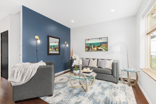 Building Photo - Spacious Judkins Park Townhouse- Parking-Lightrail