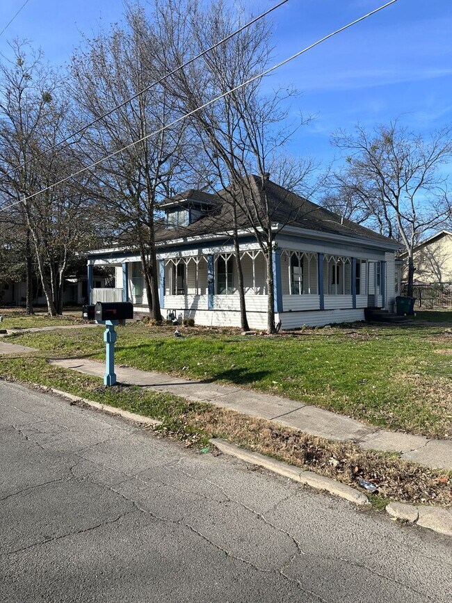 Primary Photo - 2416 Walworth - House