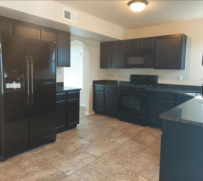 Building Photo - 3 bedroom 2 bathroom beautiful rental ! Available November