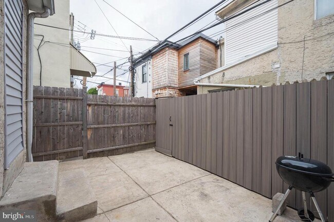 Building Photo - 2304 Catharine St