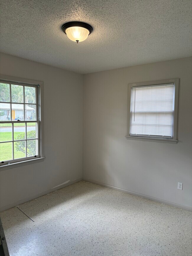 Building Photo - 3226 Rosewood Ave