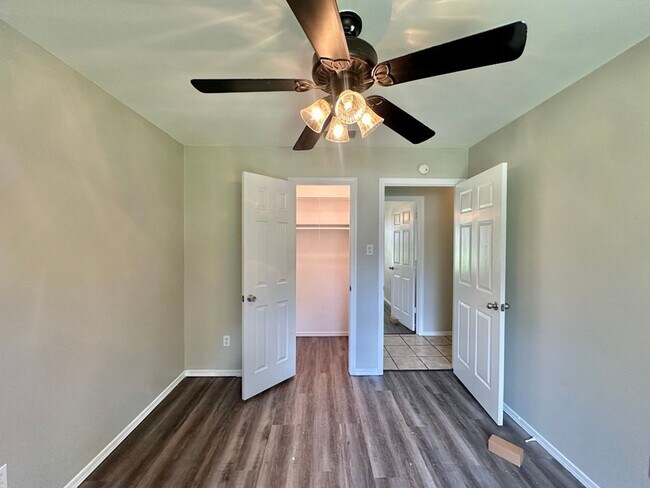 Building Photo - Stoneridge Duplex 454/452