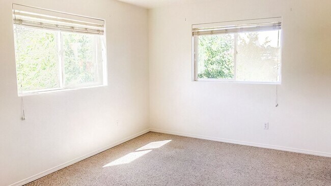Building Photo - Beautiful 4 bedroom 3 bath townhouse w/att...