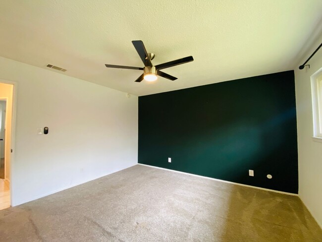 Building Photo - $2,100 Charming 3 Bedroom Home With 2 Livi...
