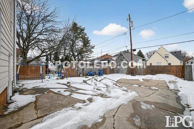 Building Photo - 4136 N Lockwood Ave