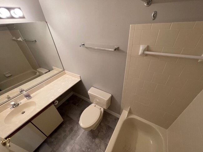 Building Photo - Condo Available in Essex!