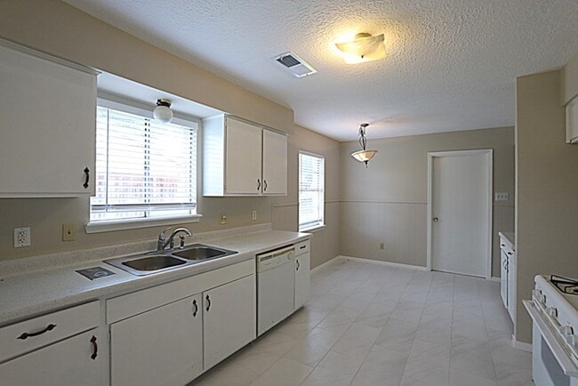 Building Photo - 11735 N Willowdale Cir