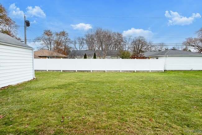 Building Photo - 685 Barrally St