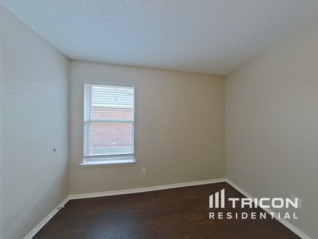 Building Photo - 910 Pryor Dr