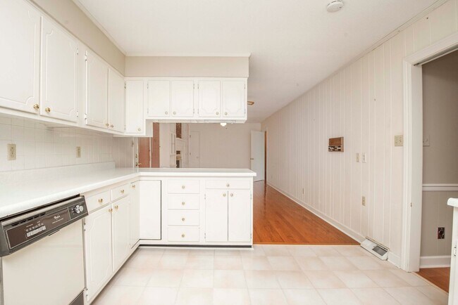 Building Photo - Halls 37938 - 4 bedroom, bath home with 4 garage spaces - Call Susan Niedergeses 865-300-4722