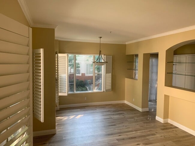 Building Photo - Remodeled Tustin Townhome 2B/3B