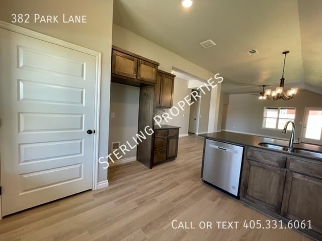 Building Photo - 382 Park Ln