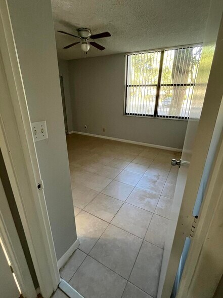 Building Photo - 1915 Lavers Cir