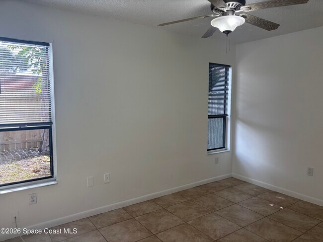 Building Photo - 467 Willow Tree Dr