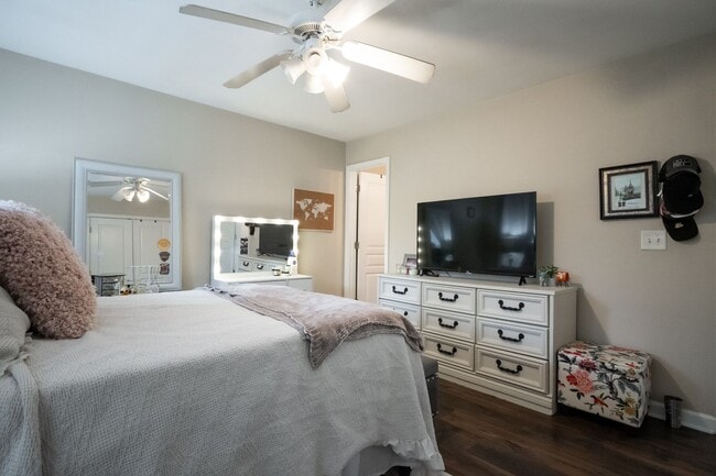 Building Photo - Woodlands Unit 237 - Available NOW