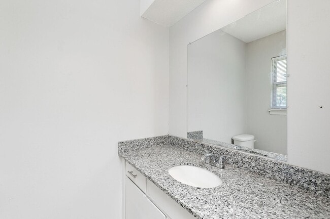 Building Photo - Remodeled & Updated 2 Bedroom Duplex Unit!