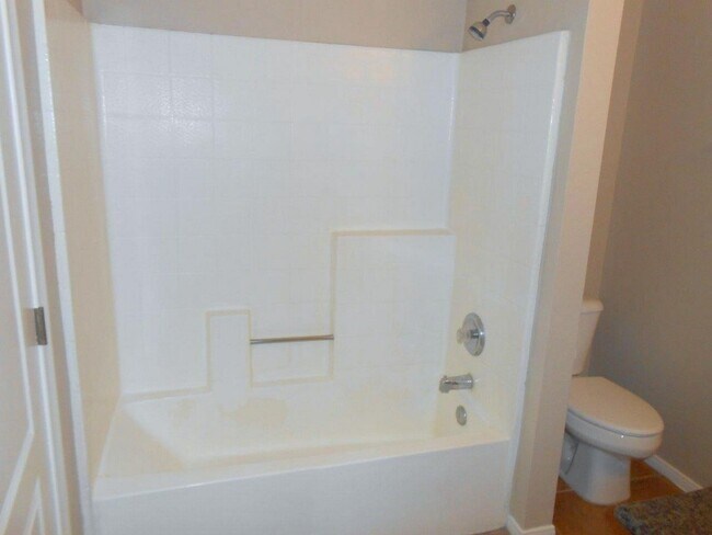 Building Photo - Spacious 1st Floor Condo at The Lakes