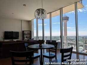 Building Photo - 610 E Market St