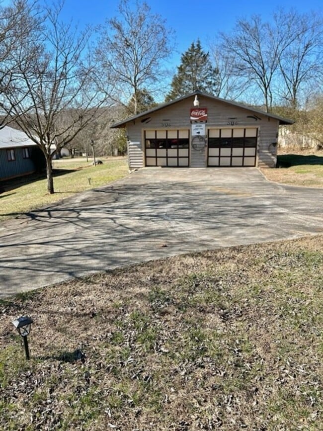 Building Photo - Greenback 37742-2 Bedrooms, 2 Baths, 2 car garage. Call Dick Cutler 865-254-1940