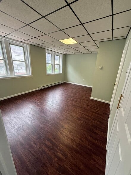 Building Photo - 132 E Main St