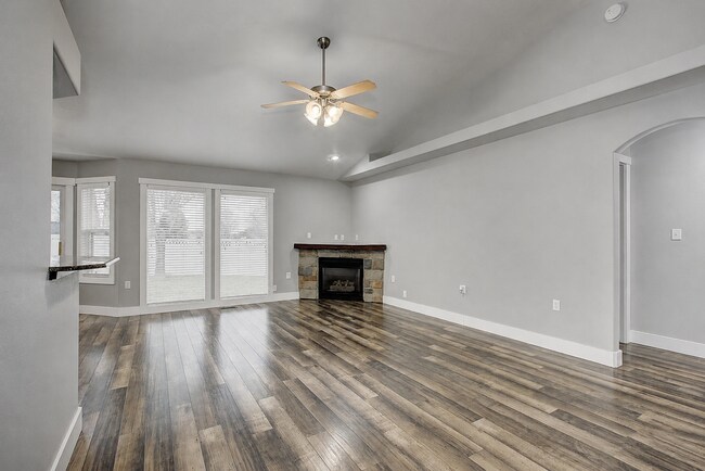 Building Photo - 2870 N High Desert Wy