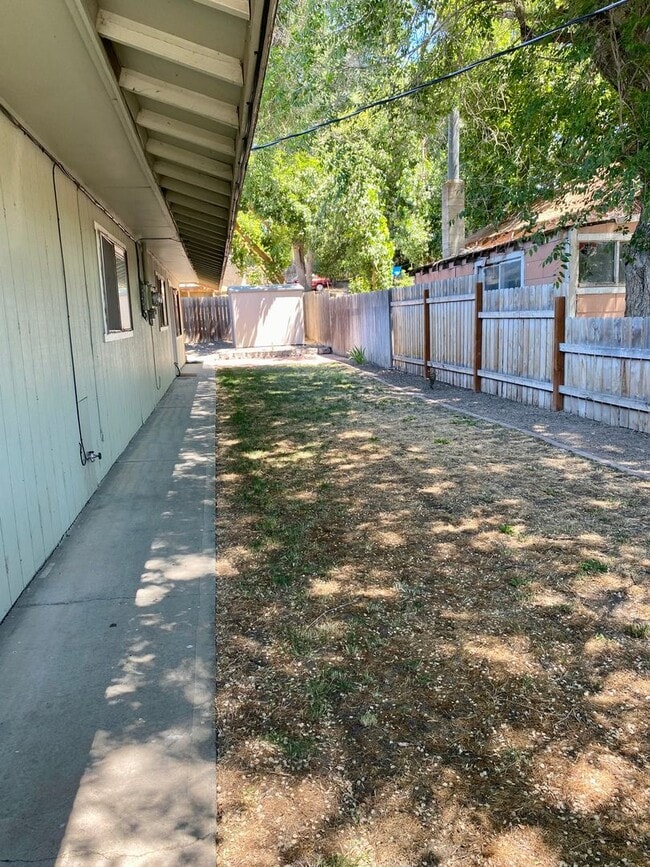 Building Photo - 2 Bed 1 Bath Duplex w/ Fenced Yard and Off...