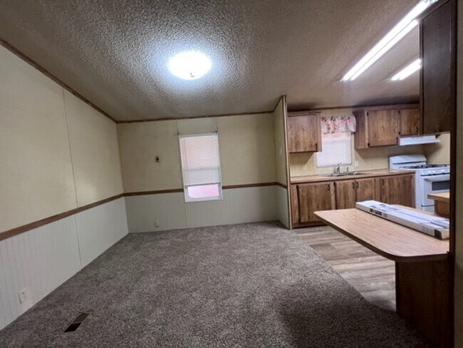 Building Photo - 3 Bedrooms, Includes Fenced Yard New carpe...