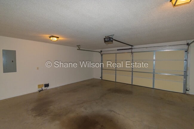 Building Photo - Charming 3-Bedroom Home Recently Renovated...
