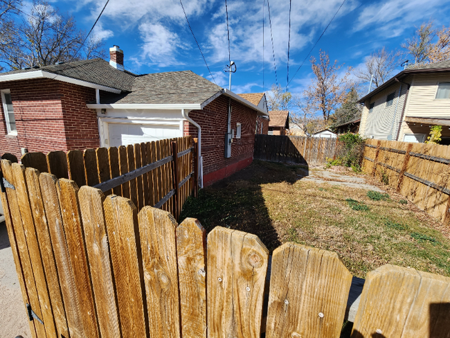 Building Photo - Centrally Located Single Family Home