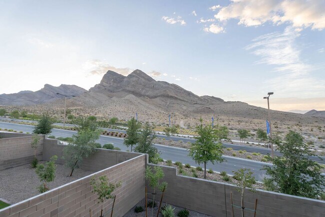 Building Photo - 11620 Desert Hollow Avenue