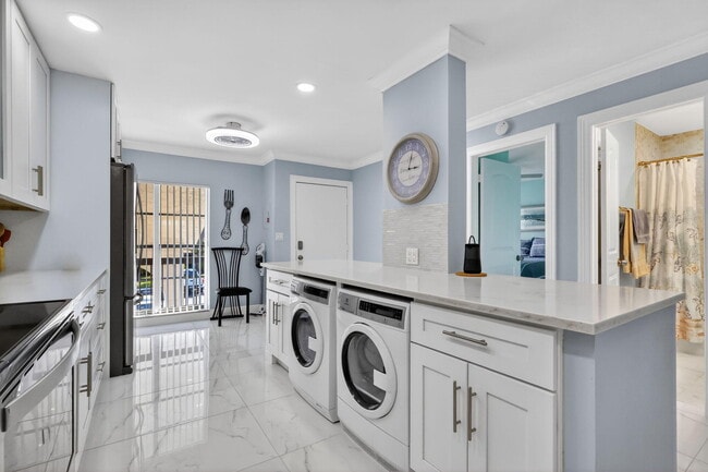 Building Photo - 5675 Queen Palm Ct