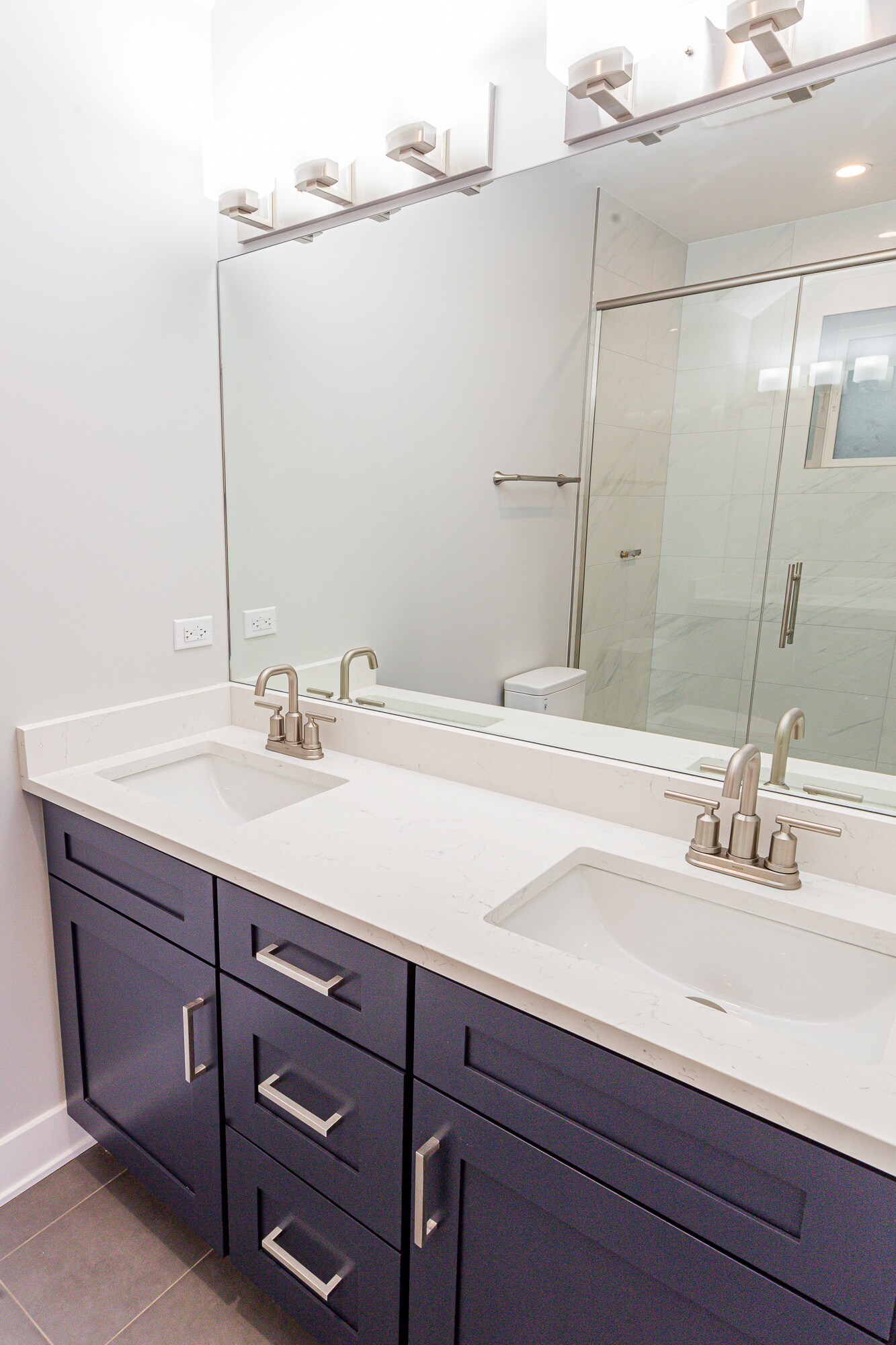 Master Bath - 6527 N Newgard Ave