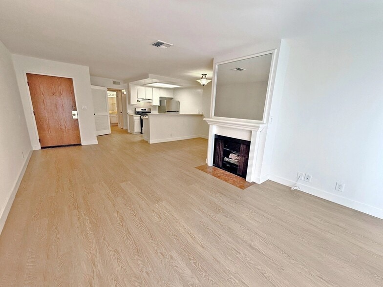 Building Photo - 1321 N Vista St