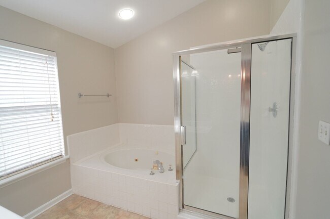 Building Photo - 3 Bed / 2 Bath with Large Yard/Garage in Bucklake area!