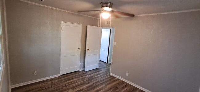 Building Photo - 434 Eulich St
