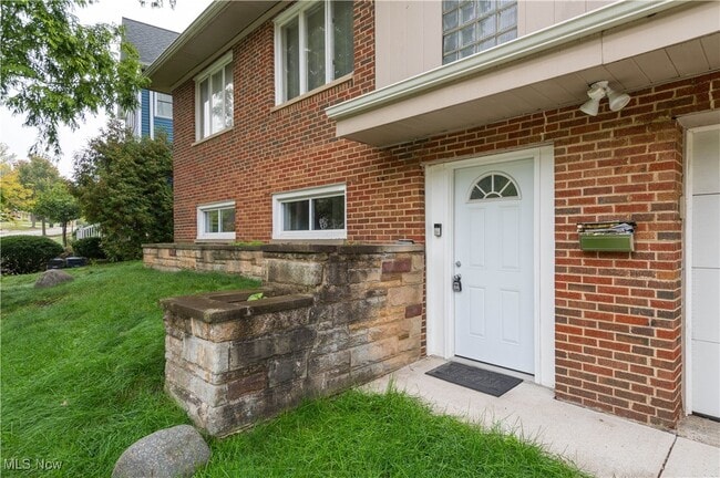 Building Photo - 23728 Glenhill Dr