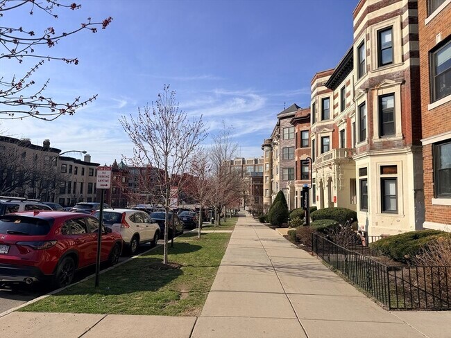 Building Photo - 451 Park Dr