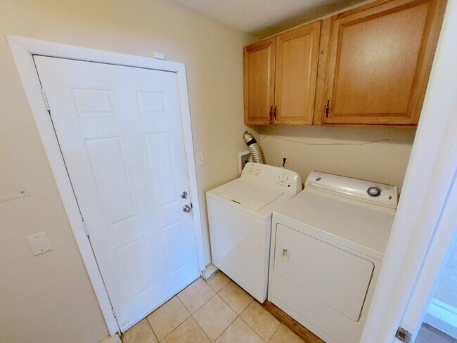 Building Photo - Beautiful 3-Bedroom Home with Spacious Yard in Princess Anne Plaza